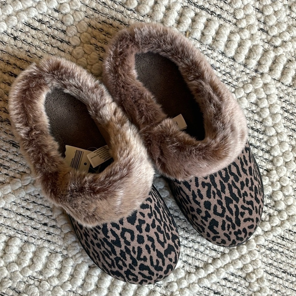 Isotoner Cheetah Slippers Memory Foam Hoodback ECO Comfort Women’s Sz 9.5-10 NWT